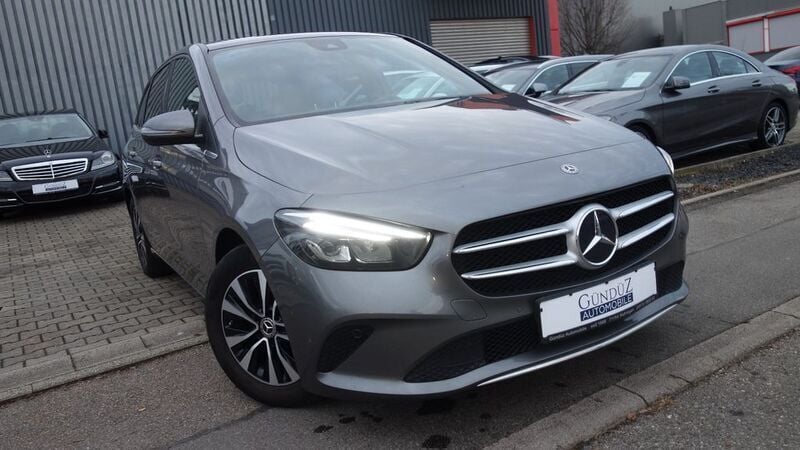 Mountaingrau Gebraucht 2020 Mercedes B200 Style Van / Kleinbus | 18.995 € (Guter Preis) - Bild 1/4