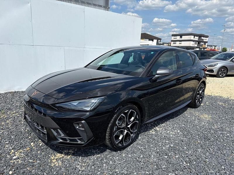Schwarz metallic 0e0e Neu 2025 Cupra Leon Limousine | 29.390 € (Superpreis) - Bild 1/4
