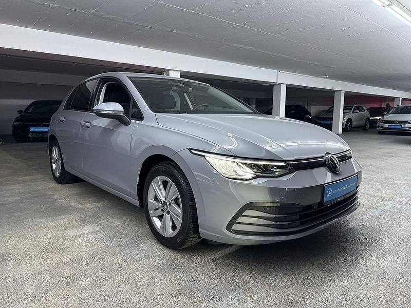 Gebraucht VW Golf VIII Life 150 PS (110 kW) 2024 Mondsteingrau Limousine