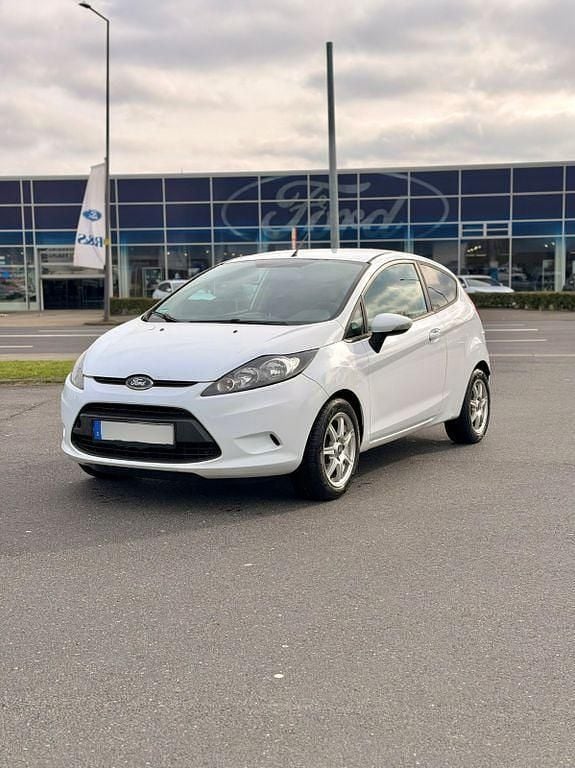 Gebraucht Ford Fiesta Trend 60 PS (44 kW) 2012 Weiß Kleinwagen