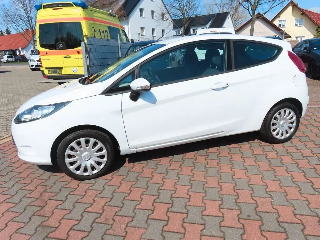 Gebraucht Ford Fiesta Trend 60 PS (44 kW) 2009 Weiß Kleinwagen