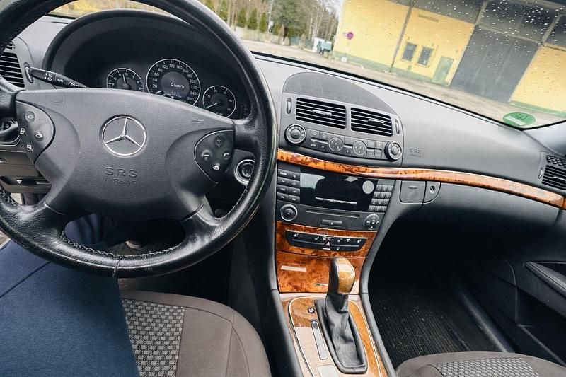 Gebraucht Mercedes E220 150 PS (110 kW) 2004 Silber Limousine