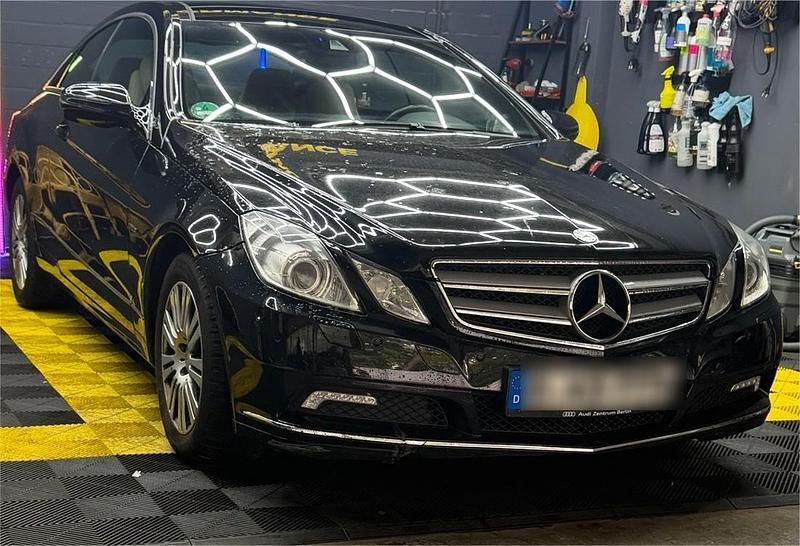 Schwarz Gebraucht 2010 Mercedes E350 Coupé | 8.490 € (Superpreis) - Bild 1/4