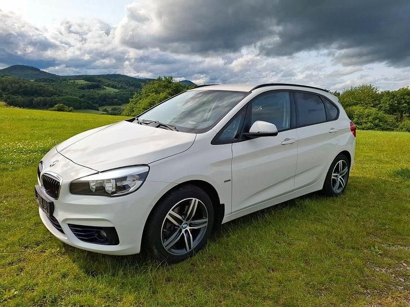 Weiß Gebraucht 2015 BMW 220 Active Tourer Sport Line Van / Kleinbus | 10.700 € (Fairer Preis) - Bild 1/4