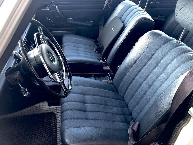 Gebraucht Mercedes 200/8 95 PS (69 kW) 1970 Beige Limousine