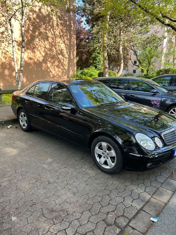 Schwarz Gebraucht 2006 Mercedes E200 Classic Limousine | 4.600 € (Fairer Preis) - Bild 1/4