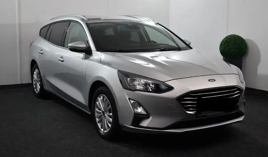 Używany Ford Focus Titanium 120 KM (88 kW) 2021 Srebrny Sedan/Limuzyna