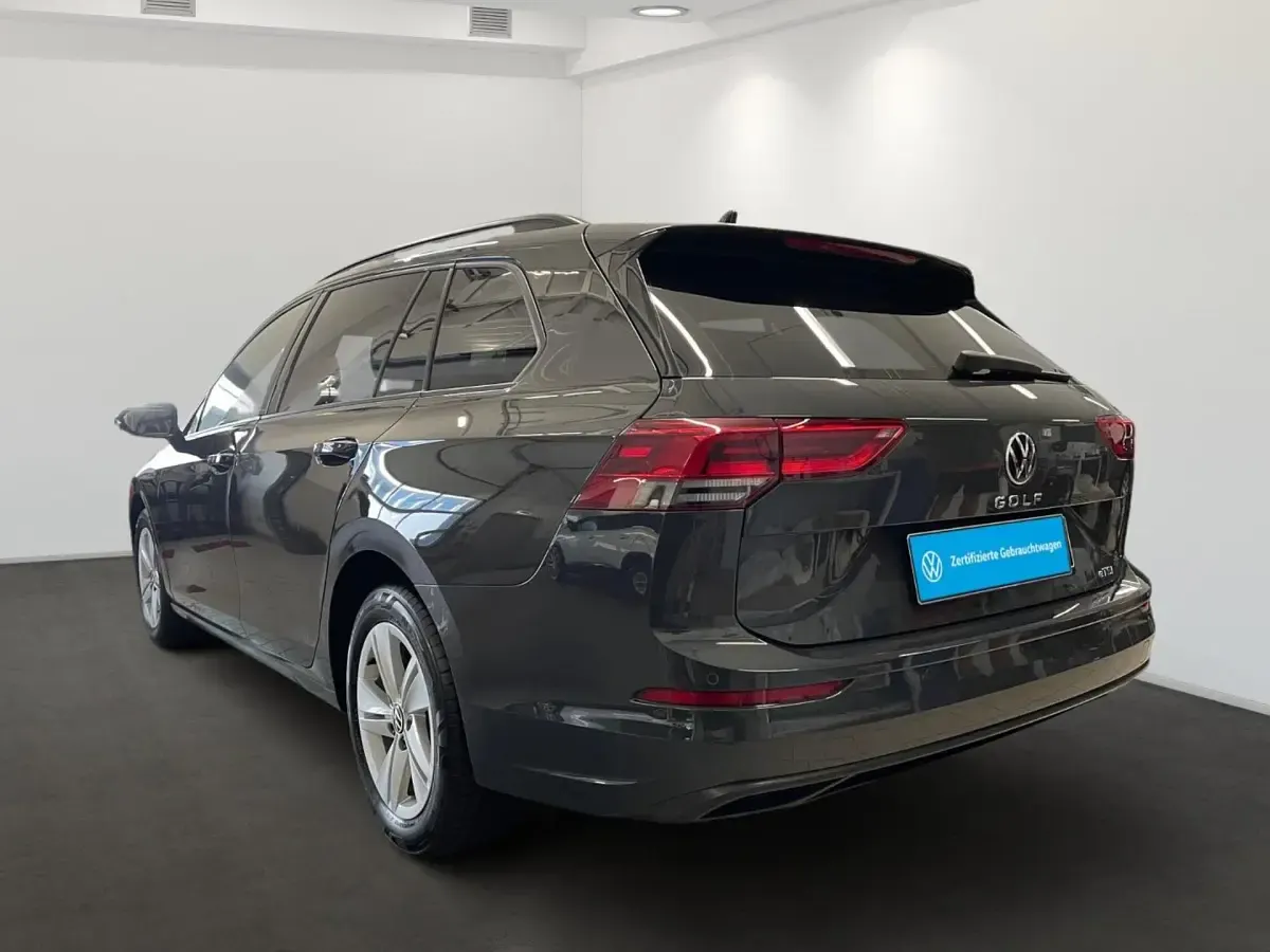 Gebraucht VW Golf VIII Life 131 PS (96 kW) 2024 Grau Kombi
