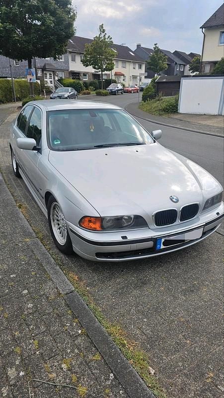 Silber Gebraucht 2002 BMW 520 Limousine | 2.299 € (Guter Preis) - Bild 1/4