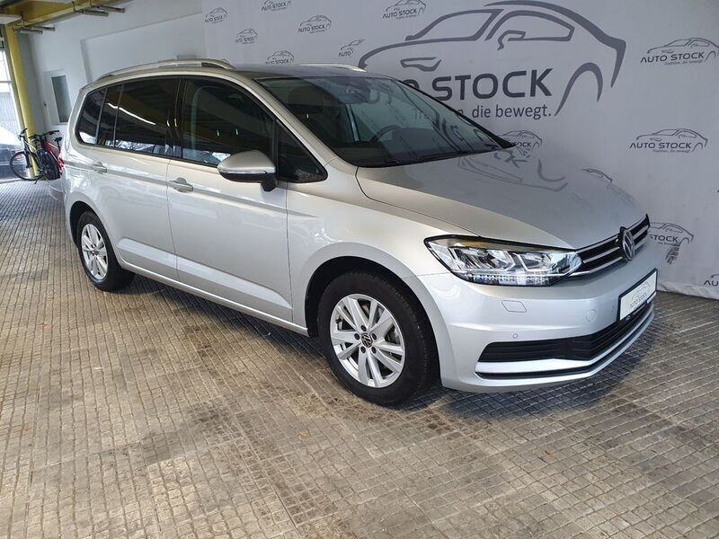 Reflexsilber metallic Gebraucht 2023 VW Touran Comfortline Van / Kleinbus | 33.950 € (Etwas zu teuer) - Bild 1/4