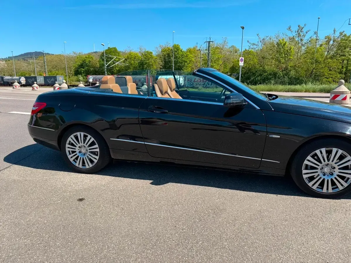 Gebraucht Mercedes E220 170 PS (125 kW) 2012 Schwarz Cabrio