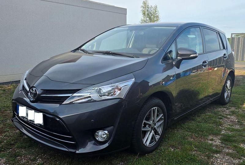 Grau Gebraucht 2016 Toyota Verso Skyview Edition Van / Kleinbus | 15.490 € (Guter Preis) - Bild 1/4