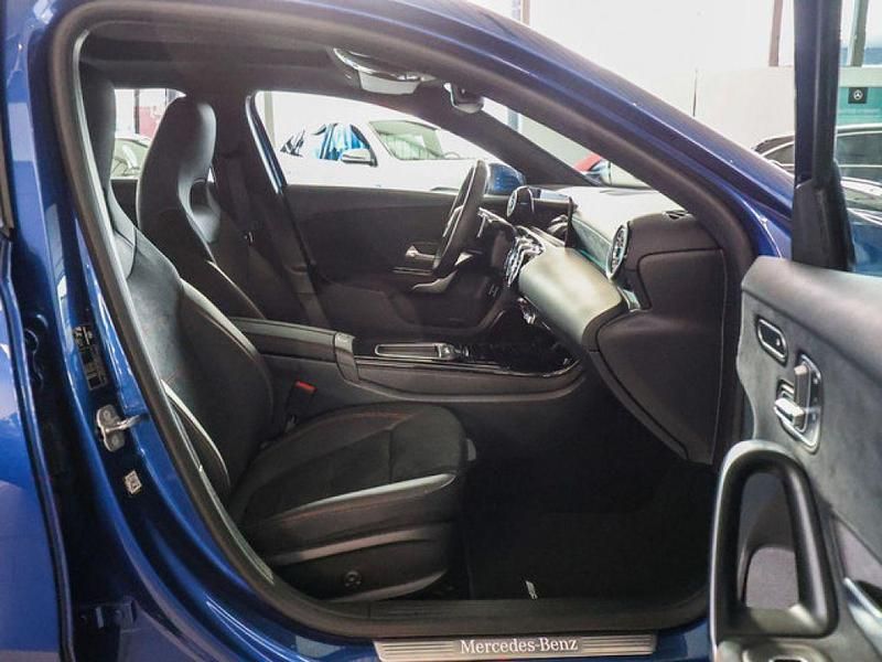 Gebraucht Mercedes E250 AMG 163 PS (119 kW) 2024 Blau / spektralblau (metallic) Coupé