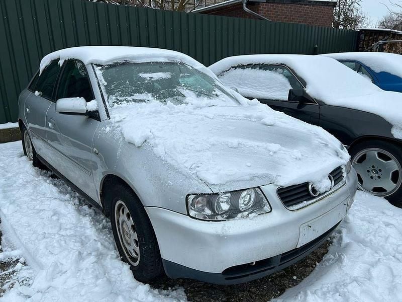 Grau Gebraucht 2001 Audi A3 Limousine | 599 € (Superpreis) - Bild 1/4
