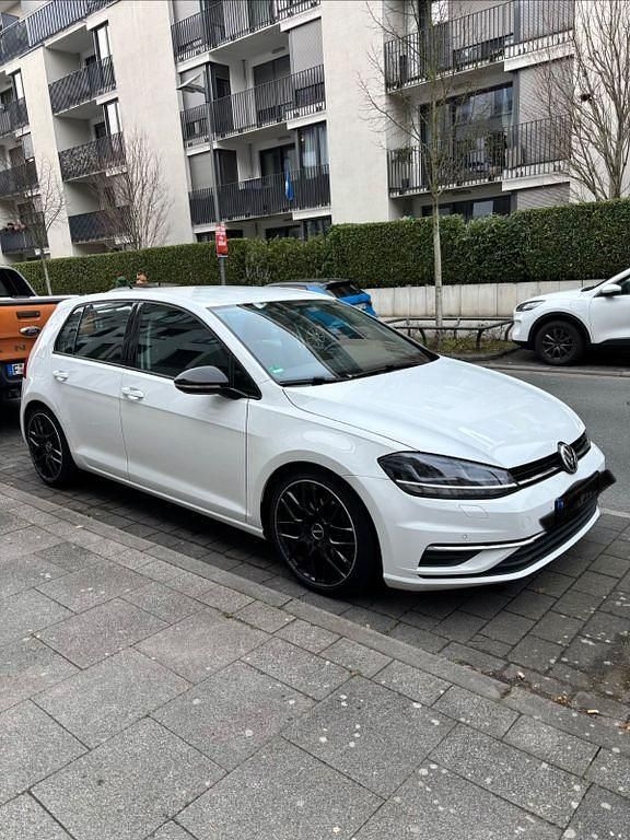 Gebraucht VW Golf VII Highline 150 PS (110 kW) 2019 Weiß Limousine