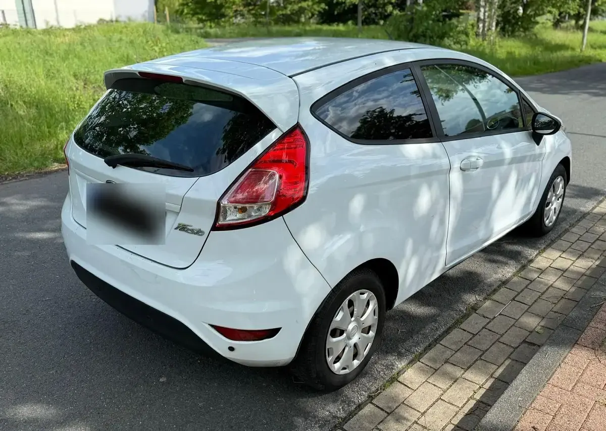 Gebraucht Ford Fiesta 75 PS (55 kW) 2014 Weiß Kleinwagen