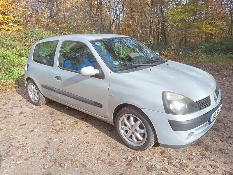 Silber Gebraucht 2003 Renault Clio II Kleinwagen | 800 € (Fairer Preis) - Bild 1/4