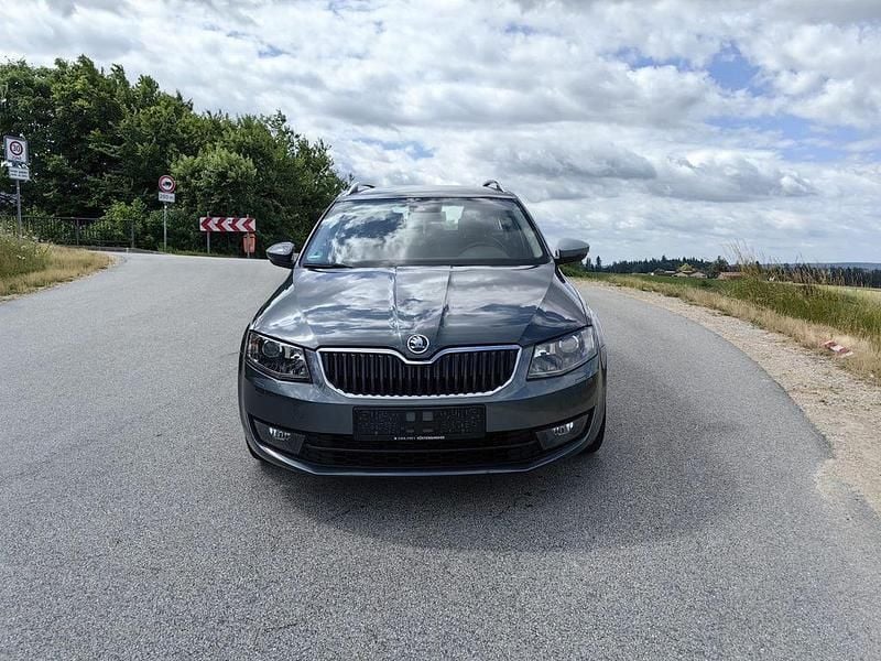 Grau Gebraucht 2014 Skoda Octavia Elegance Kombi | 8.250 € (Guter Preis) - Bild 1/4