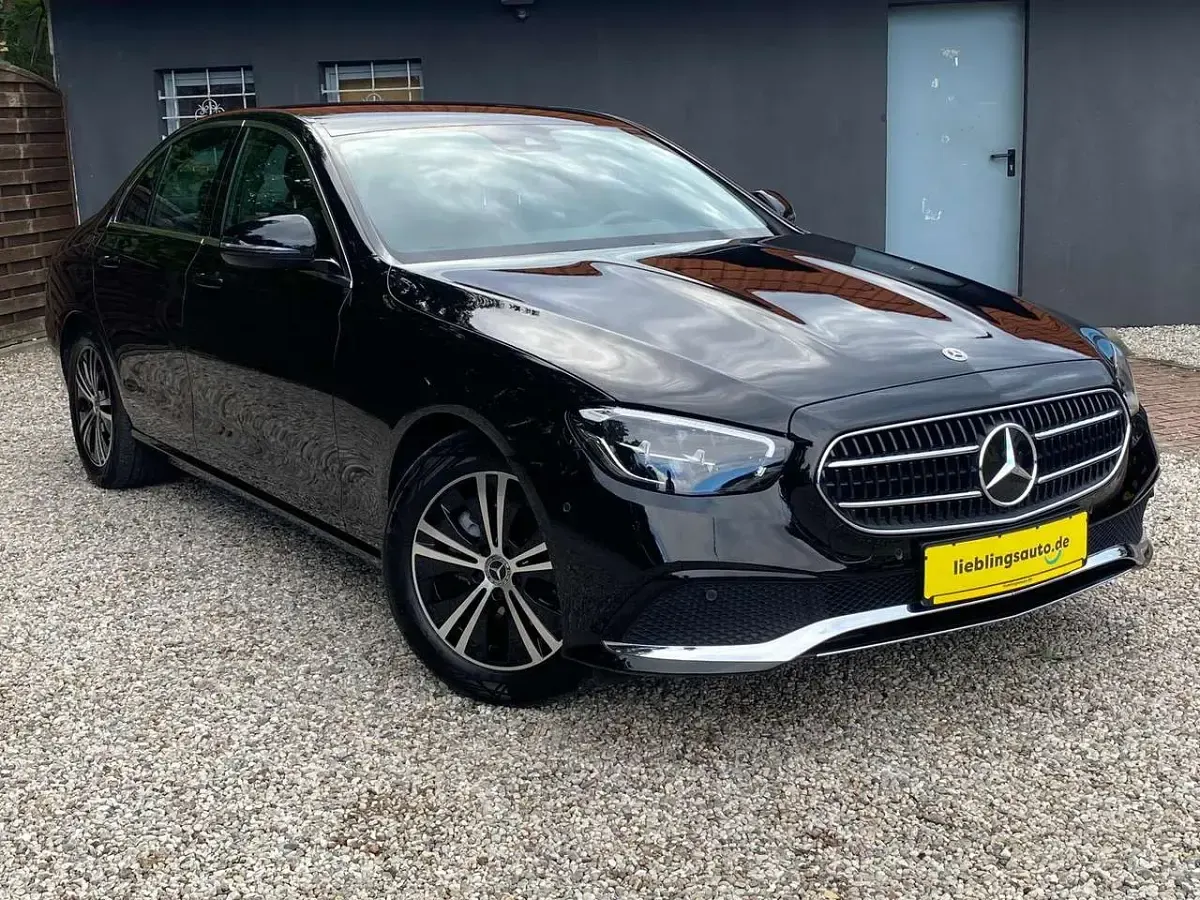 Używany Mercedes E200 160 KM (117 kW) 2023 Czarny Sedan/Limuzyna