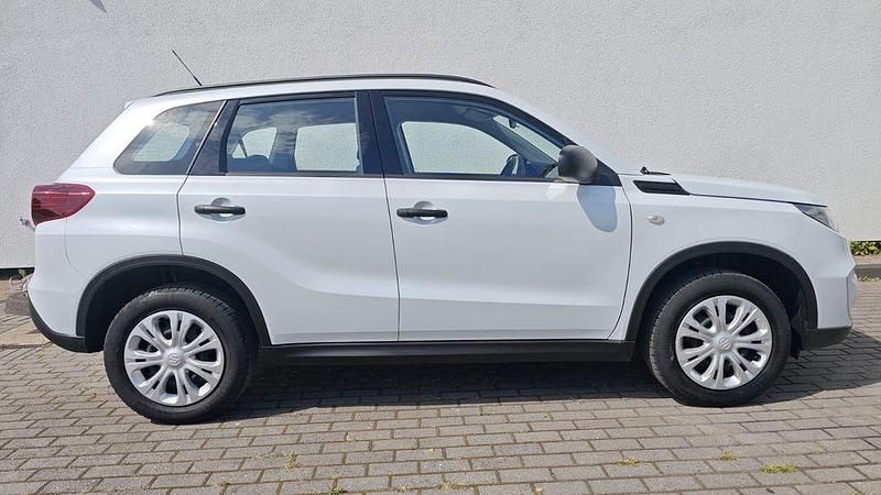 Weiß Gebraucht 2021 Suzuki Vitara Club SUV | 14.900 € (Superpreis) - Bild 1/4