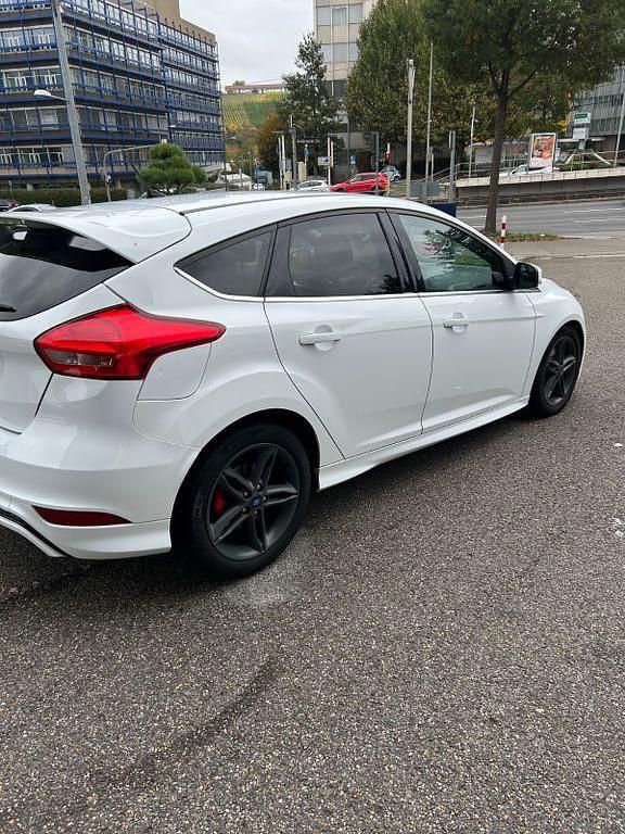 Weiß Gebraucht 2015 Ford Focus Business Edition Limousine | 8.900 € (Fairer Preis) - Bild 1/4