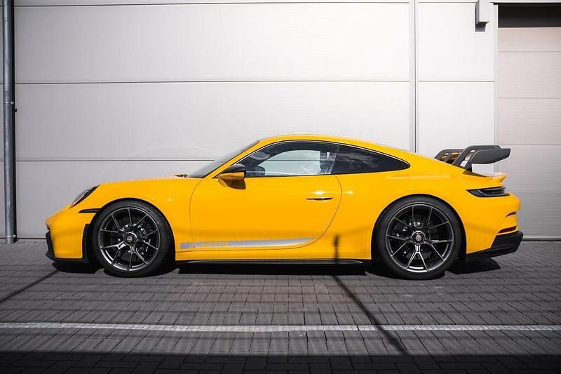 Gelb Gebraucht 2024 Porsche 992 Coupé | 263.900 € - Bild 1/4