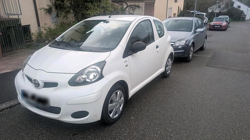 Gebraucht Toyota Aygo 68 PS (50 kW) 2010 Weiß Kleinwagen