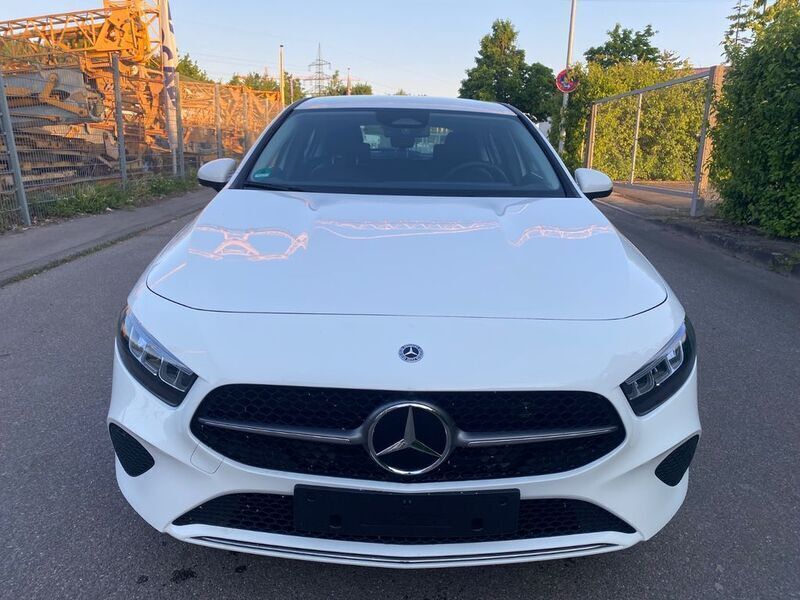 Weiß Gebraucht 2024 Mercedes A180 Progressive Limousine | 26.799 € (Superpreis) - Bild 1/4