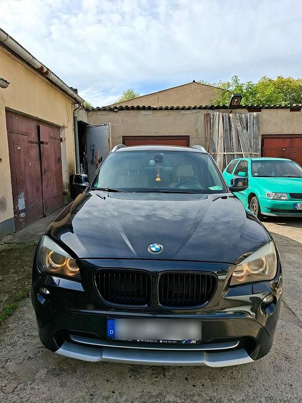 Schwarz Gebraucht 2011 BMW X1 SUV | 6.990 € (Guter Preis) - Bild 1/4