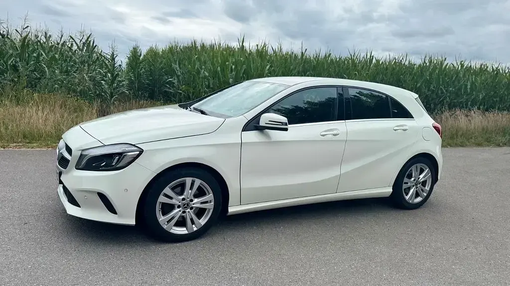 Gebraucht Mercedes A180 Urban 122 PS (89 kW) 2016 Weiß Kleinwagen