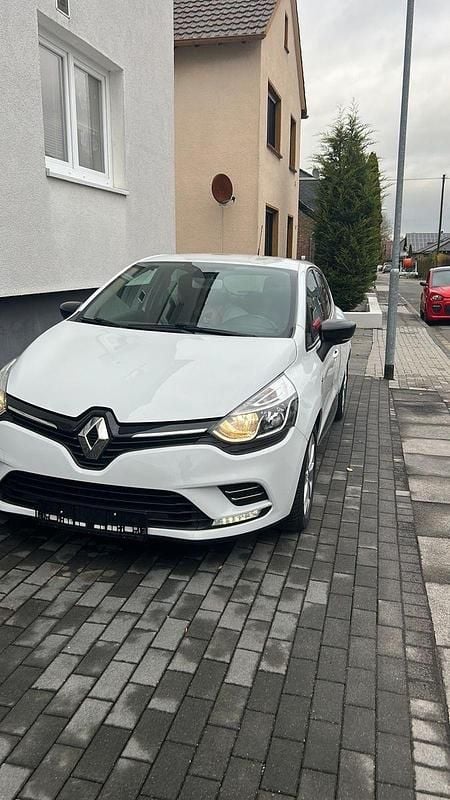 Weiß Gebraucht 2017 Renault Clio IV LIMITED Kleinwagen | 6.900 € (Superpreis) - Bild 1/4
