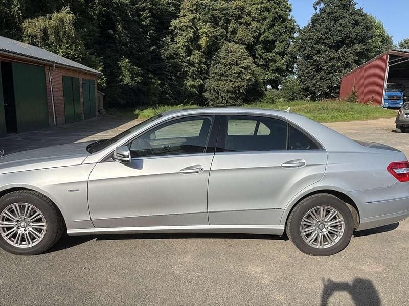 Grau Gebraucht 2010 Mercedes E250 Limousine | 10.500 € (Superpreis) - Bild 1/4