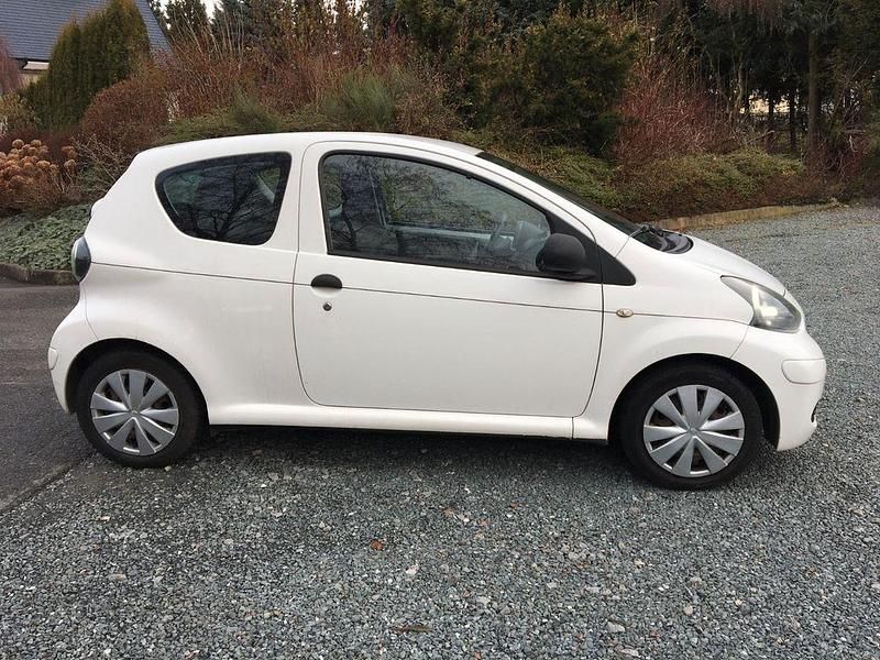 Gebraucht Toyota Aygo Basis 68 PS (50 kW) 2009 Weiß Kleinwagen