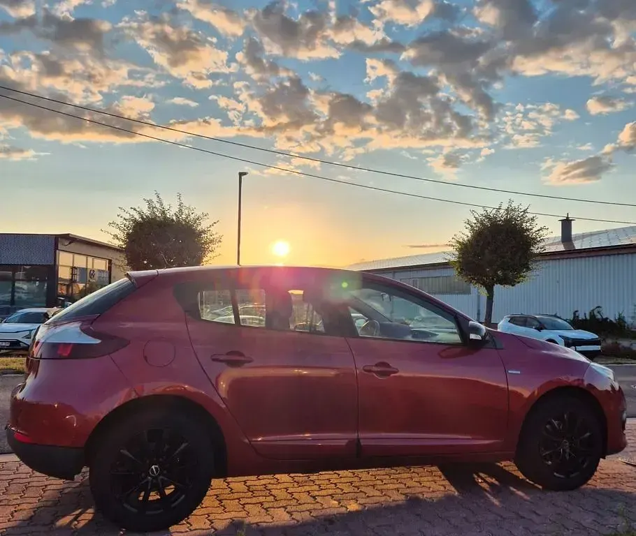 Gebraucht Renault Mégane III LIMITED 110 PS (80 kW) 2015 Rot Limousine