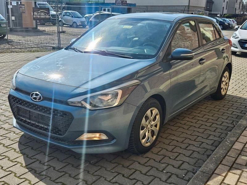 Gebraucht Hyundai i20 Style 75 PS (55 kW) 2015 Blau Kleinwagen