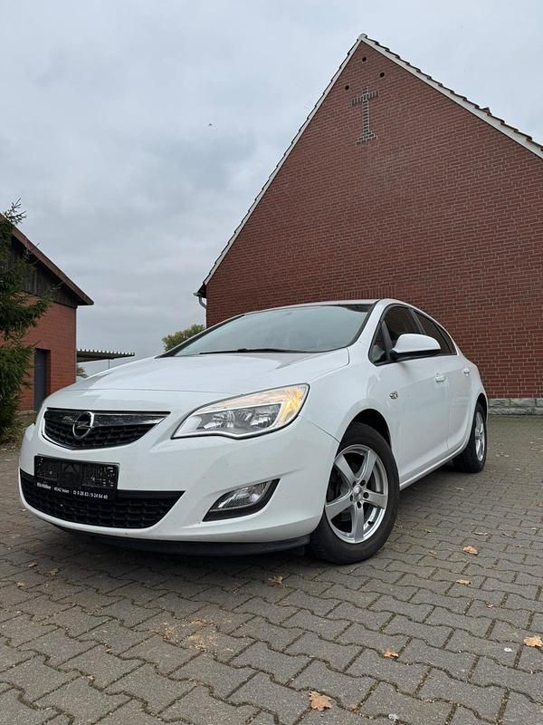 Weiß Gebraucht 2010 Opel Astra Kleinwagen | 3.300 € - Bild 1/4