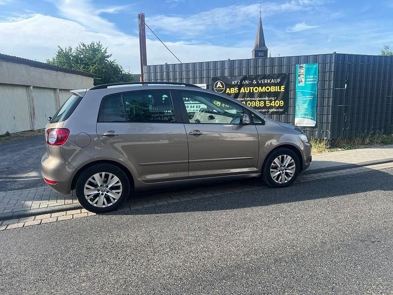 Braun Gebraucht 2014 VW Golf VII Life Limousine | 9.400 € (Superpreis) - Bild 1/4