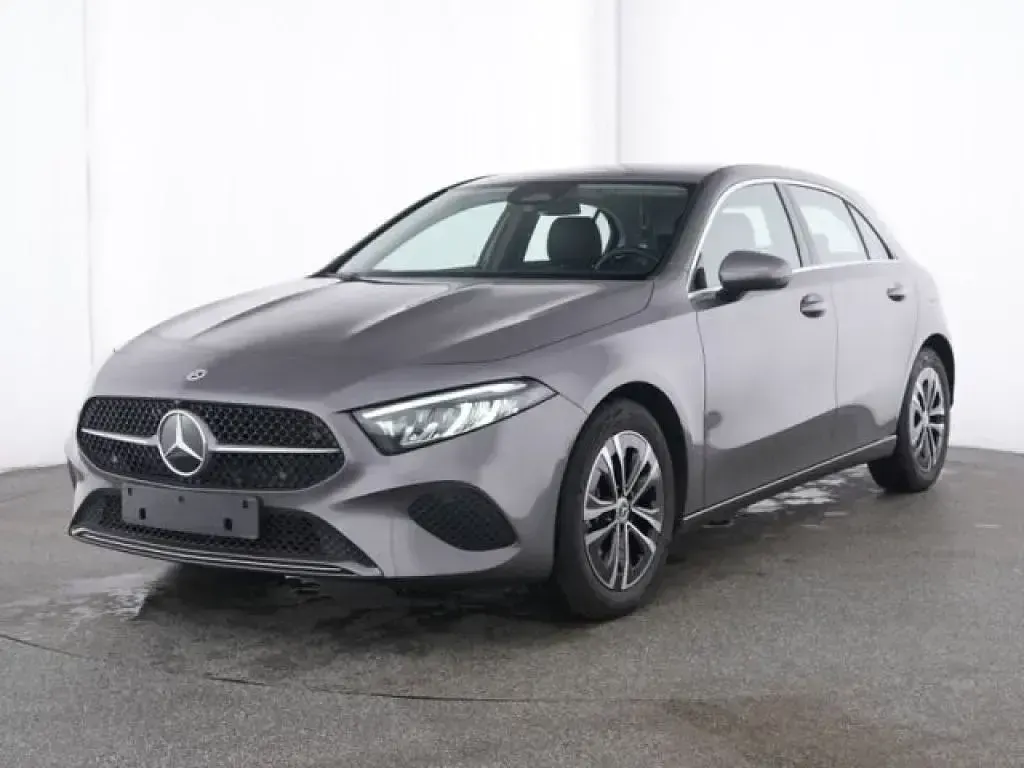 Gebraucht Mercedes A180 136 PS (100 kW) 2025 lack mountaingrau (metallic) Limousine