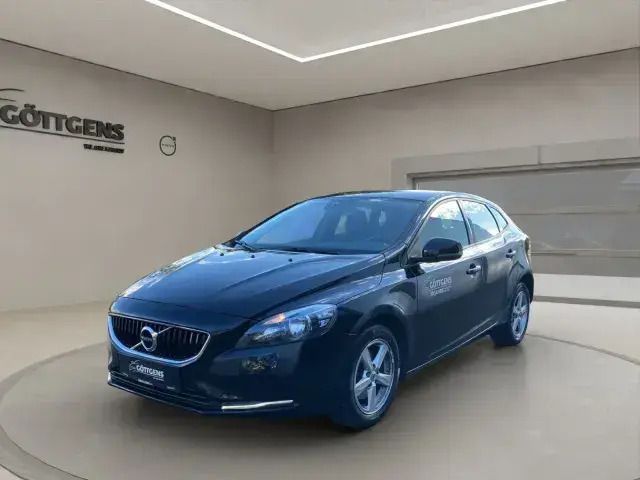 Osmium grey metallic / metalli Gebraucht 2019 Volvo V40 Linje Svart Kombi | 15.290 € (Fairer Preis) - Bild 1/1
