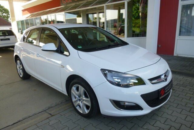 Gebraucht Opel Astra 101 PS (74 kW) 2012 Weiß Limousine
