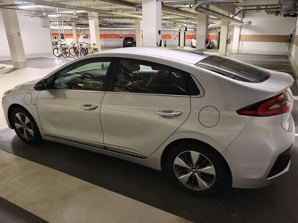 Gebraucht Hyundai Ioniq Premium 141 PS (103 kW) 2017 Silber Kleinwagen