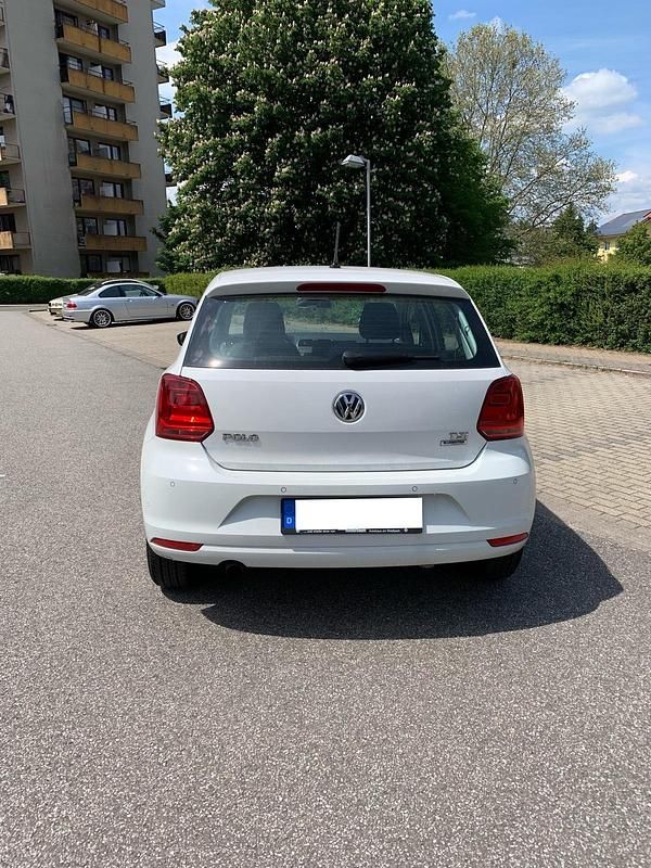 Weiß Gebraucht 2017 VW Polo Comfortline Kleinwagen | 10.500 € (Etwas zu teuer) - Bild 1/4