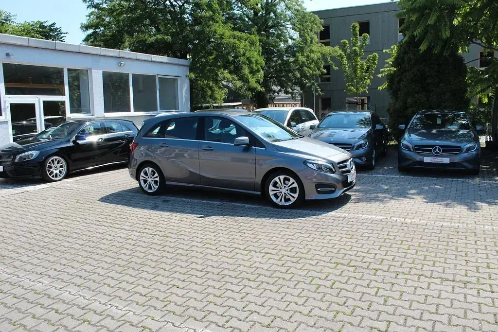 Gebraucht Mercedes B180 122 PS (89 kW) 2015 Grau Kleinwagen