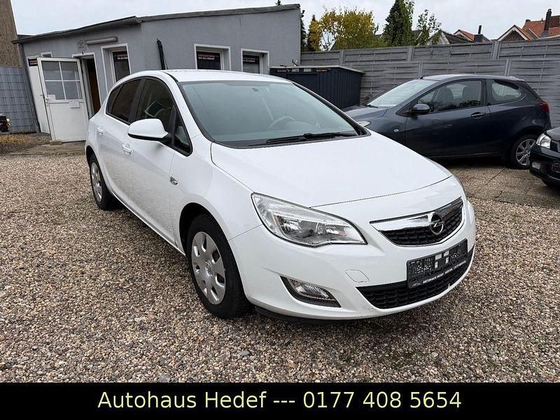 Weiß Gebraucht 2012 Opel Astra Selection Limousine | 4.990 € (Fairer Preis) - Bild 1/4