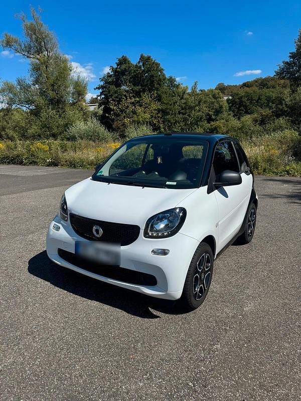 Weiß Gebraucht 2018 Smart ForTwo Coupé Kleinwagen | 13.500 € (Etwas zu teuer) - Bild 1/4