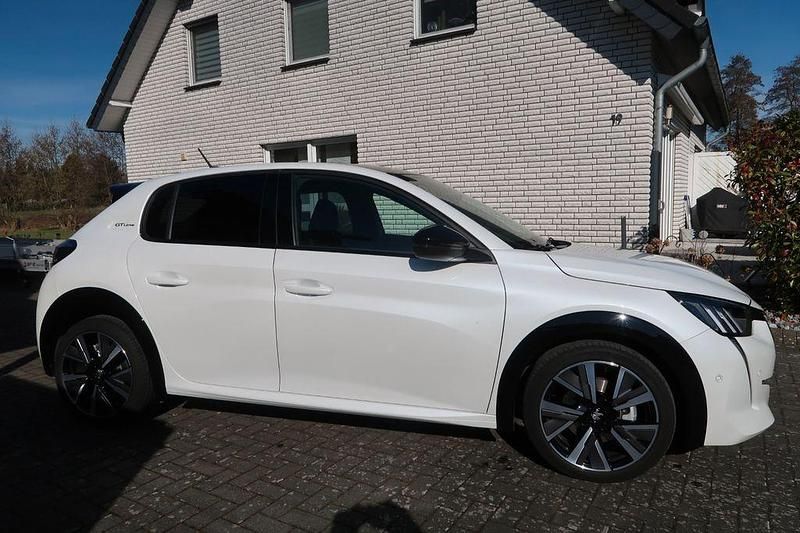 Weiß Gebraucht 2020 Peugeot 208 Allure GT-Line Kleinwagen | 18.490 € (Fairer Preis) - Bild 1/4