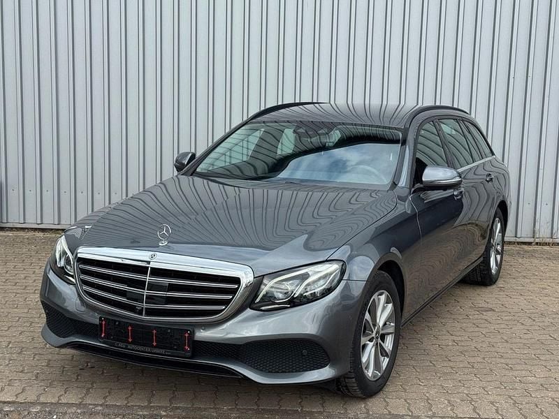 Grau Gebraucht 2018 Mercedes E220 Limousine | 19.990 € (Superpreis) - Bild 1/4