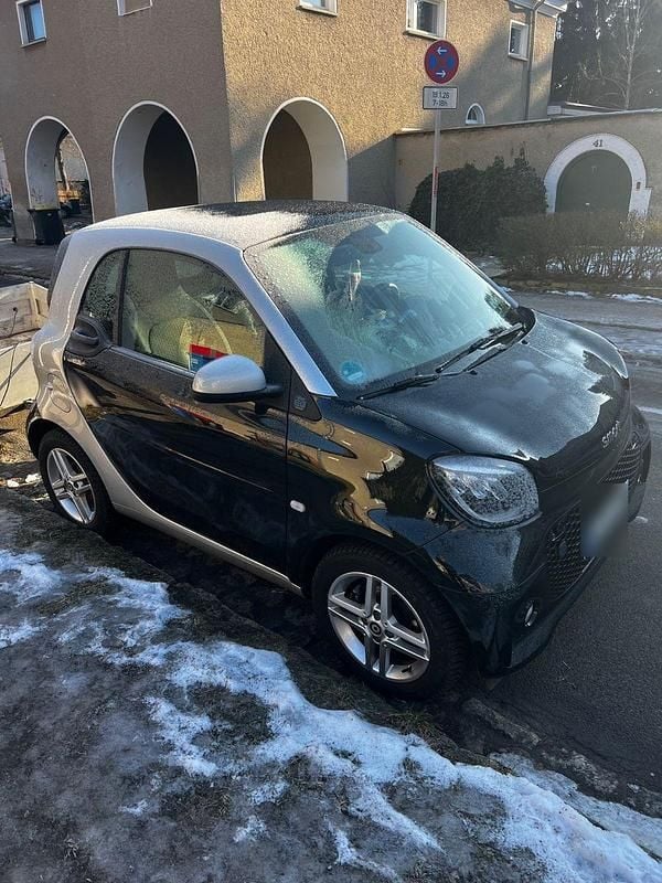 Schwarz Gebraucht 2021 Smart ForTwo Coupé Coupé | 9.800 € (Superpreis) - Bild 1/4