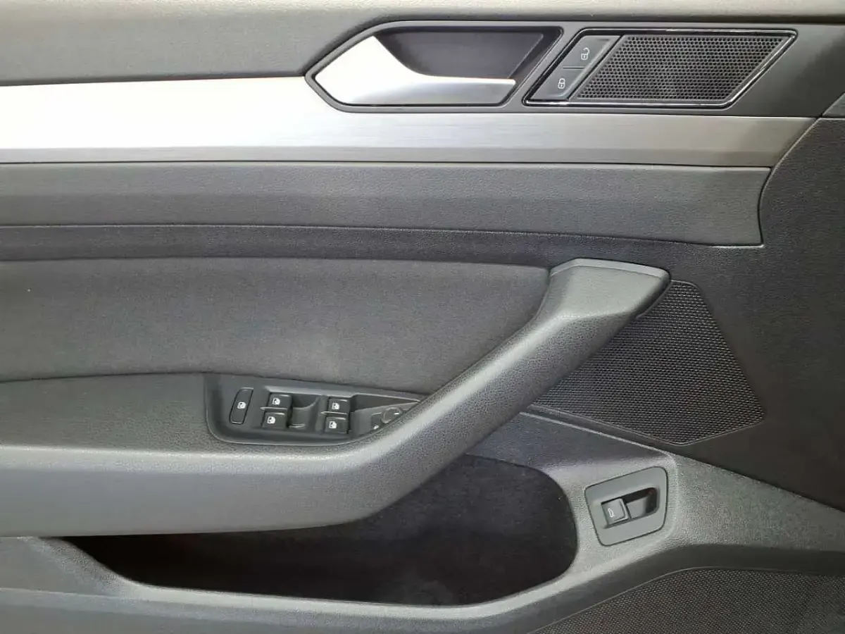 Gebraucht VW Passat 150 PS (110 kW) 2022 Mangangrau metallic Kombi