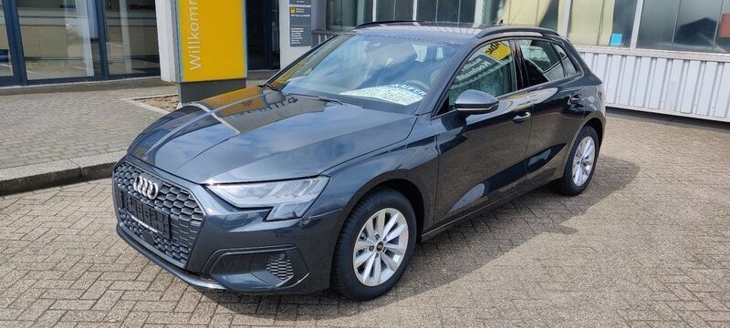 Grau Gebraucht 2022 Audi A3 Sportback Kleinwagen | 28.750 € (Teuer) - Bild 1/4